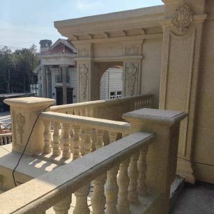 茂名 黄金麻别墅外墙干挂雕花配合阳台栏杆花瓶柱