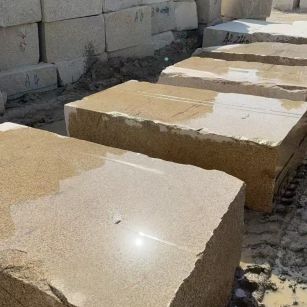 茂名 黄金麻方料堆场洗料分选中，原材料充足