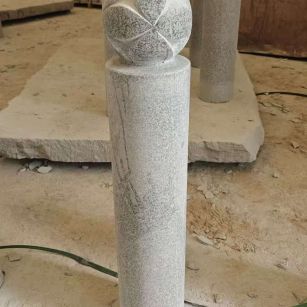 茂名 芝麻白花岗岩石材挡车石柱、停车柱、圆柱挡车柱、方柱挡车柱等