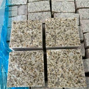 茂名 黄金麻花岗岩自然面小方块，弹石，马蹄石等