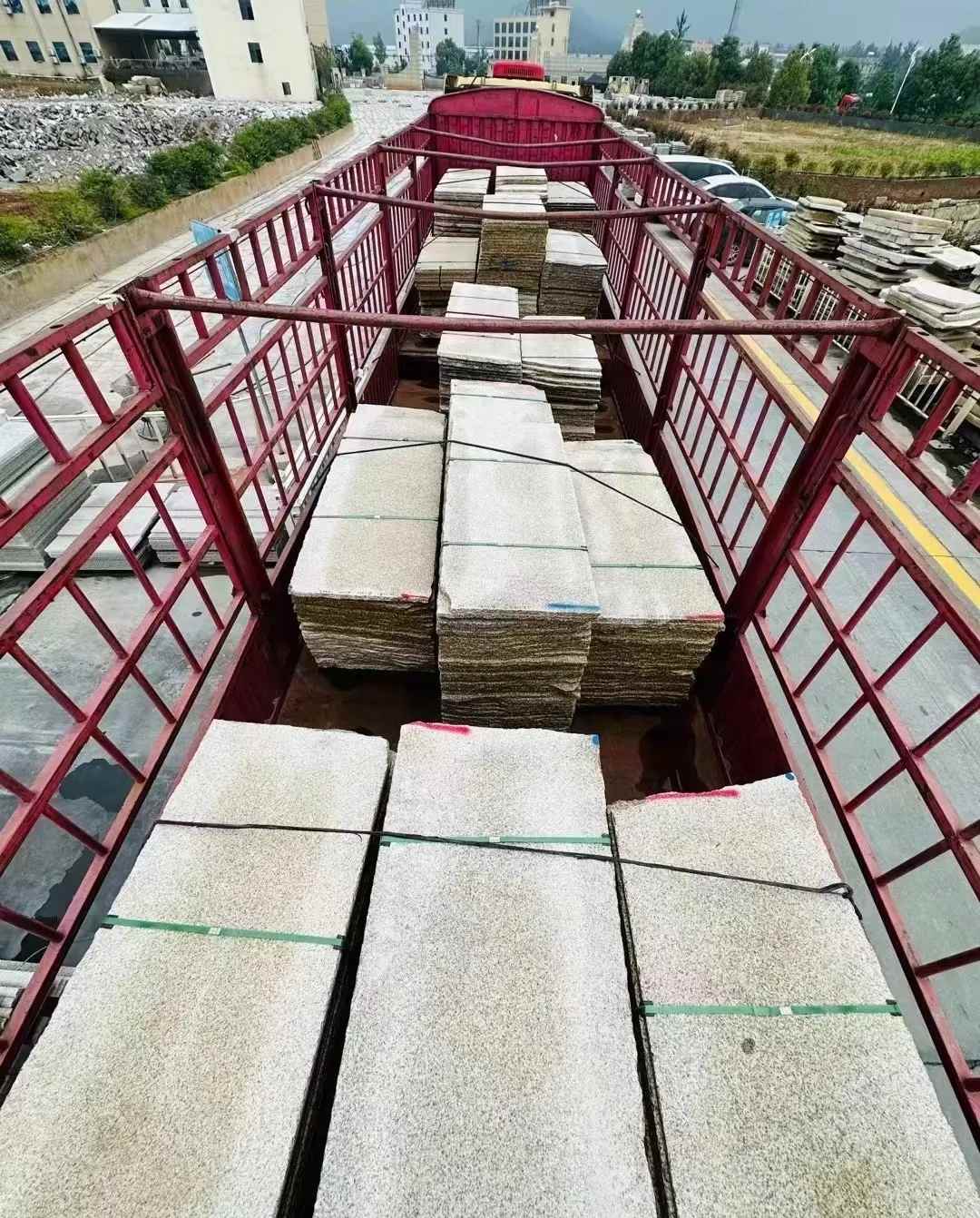 茂名 黄金麻花岗岩荔枝面，光面毛板装车完成