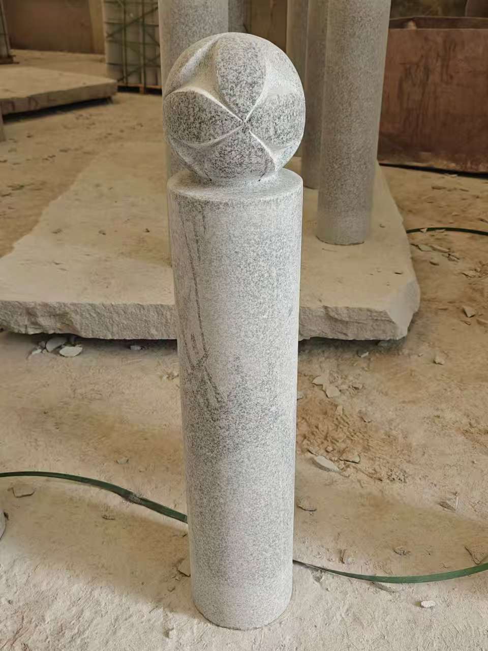 茂名 芝麻白花岗岩石材挡车石柱、停车柱、圆柱挡车柱、方柱挡车柱等