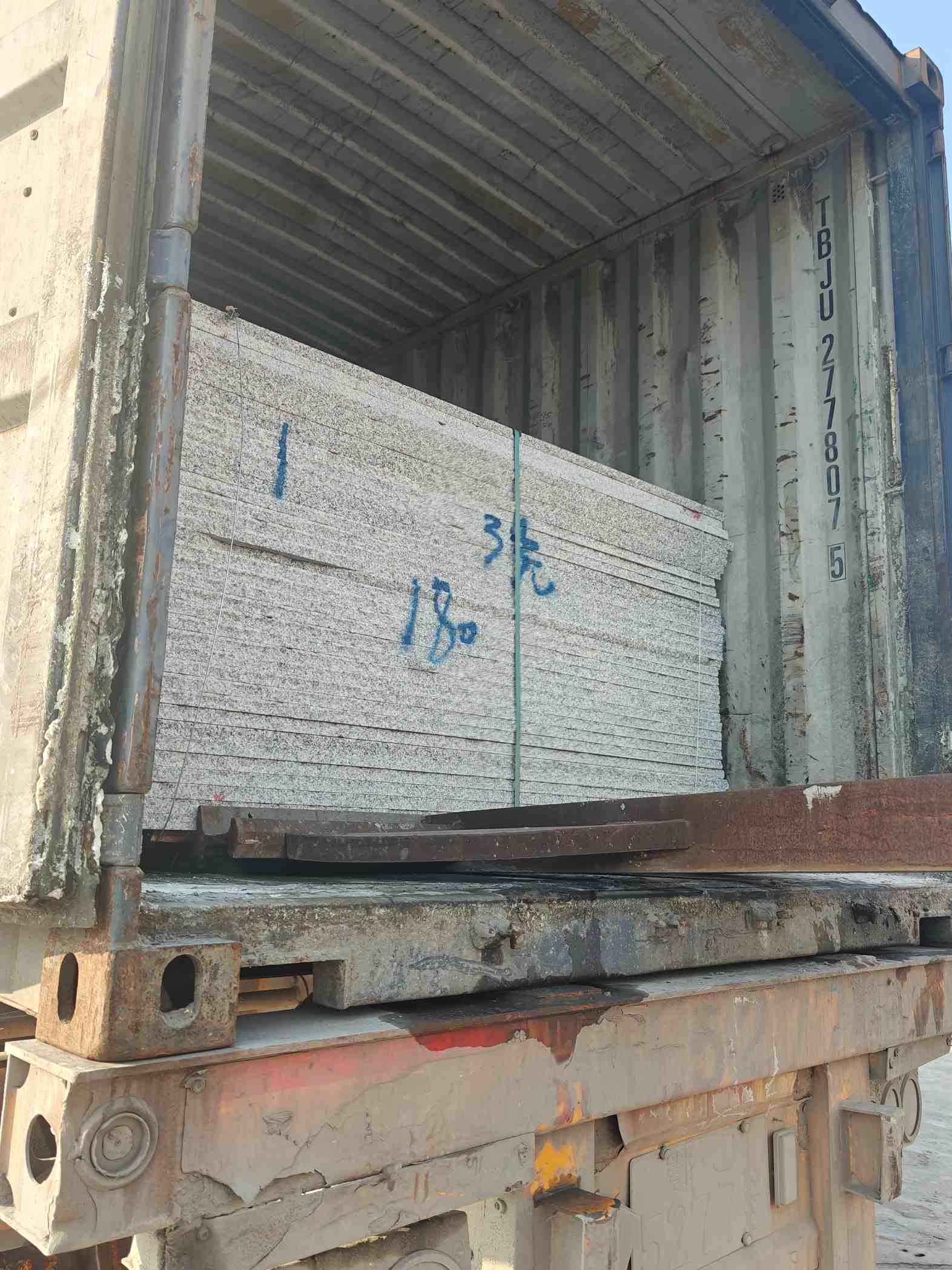 茂名 芝麻白花岗岩石材3.0公分光面毛板装柜出货