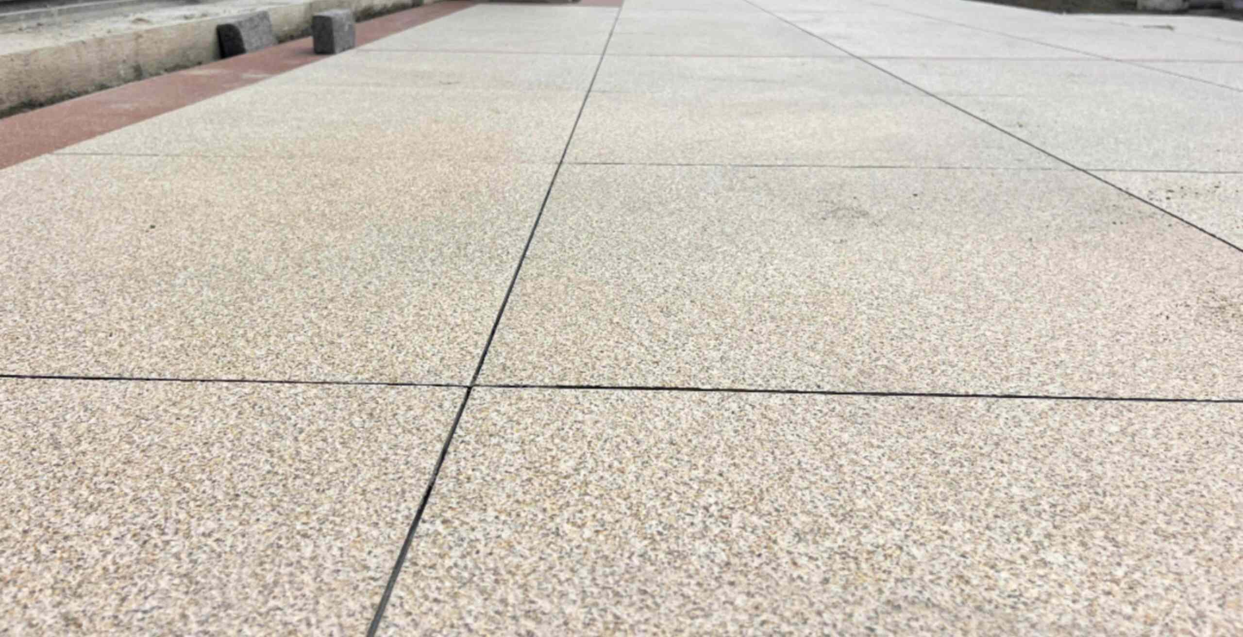 茂名 黄金麻花岗岩石板材荔枝面地面铺装效果