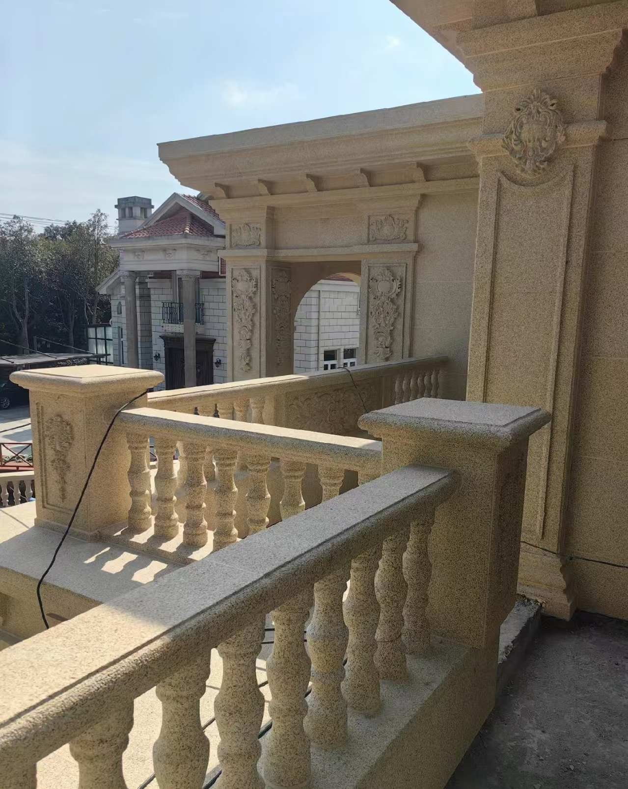 茂名 黄金麻别墅外墙干挂雕花配合阳台栏杆花瓶柱