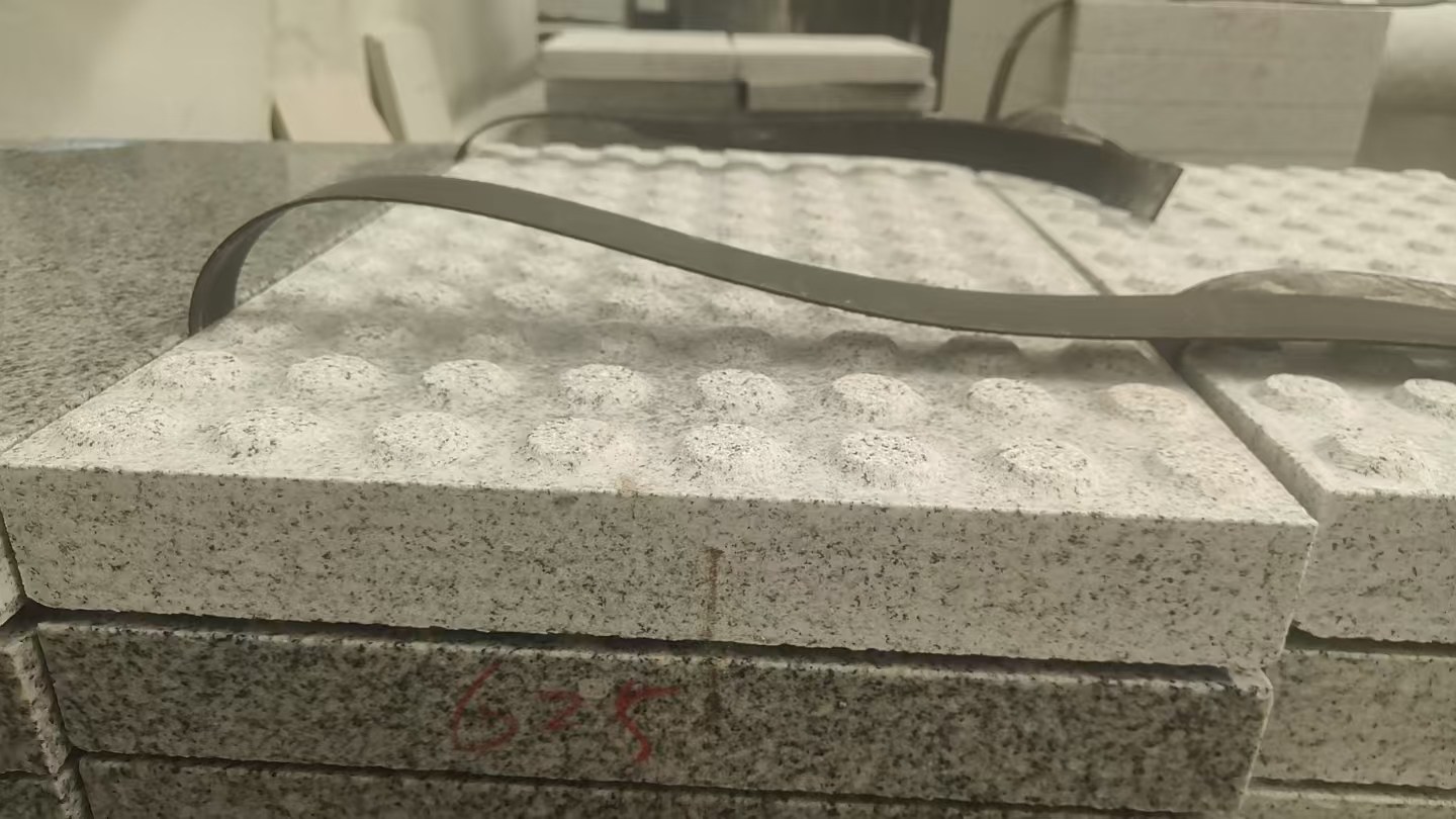 茂名 芝麻白花岗岩6.0公分荔枝面五轴加工雕刻盲点