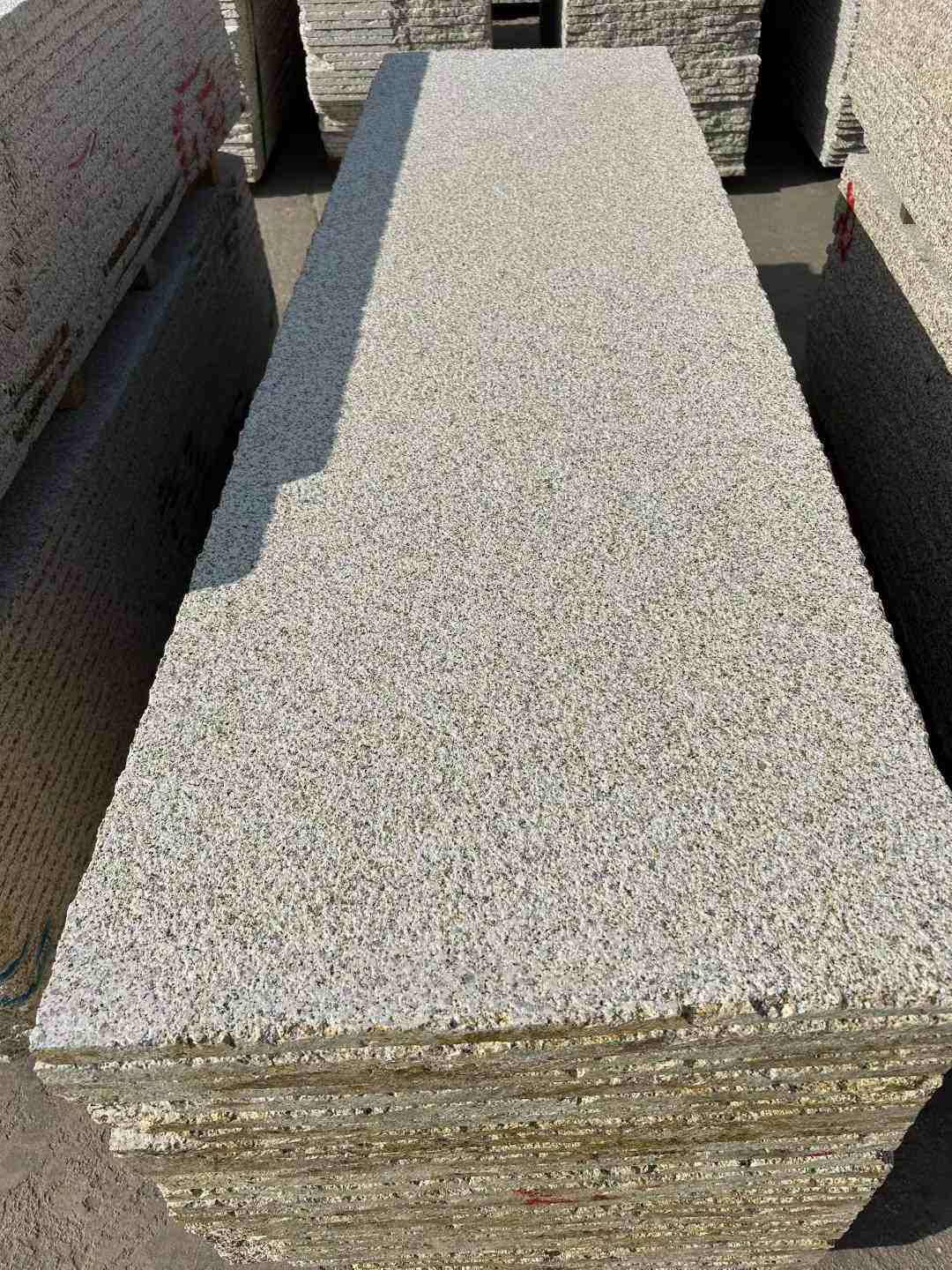 茂名 黄金麻花岗岩荔枝面毛板，半成品