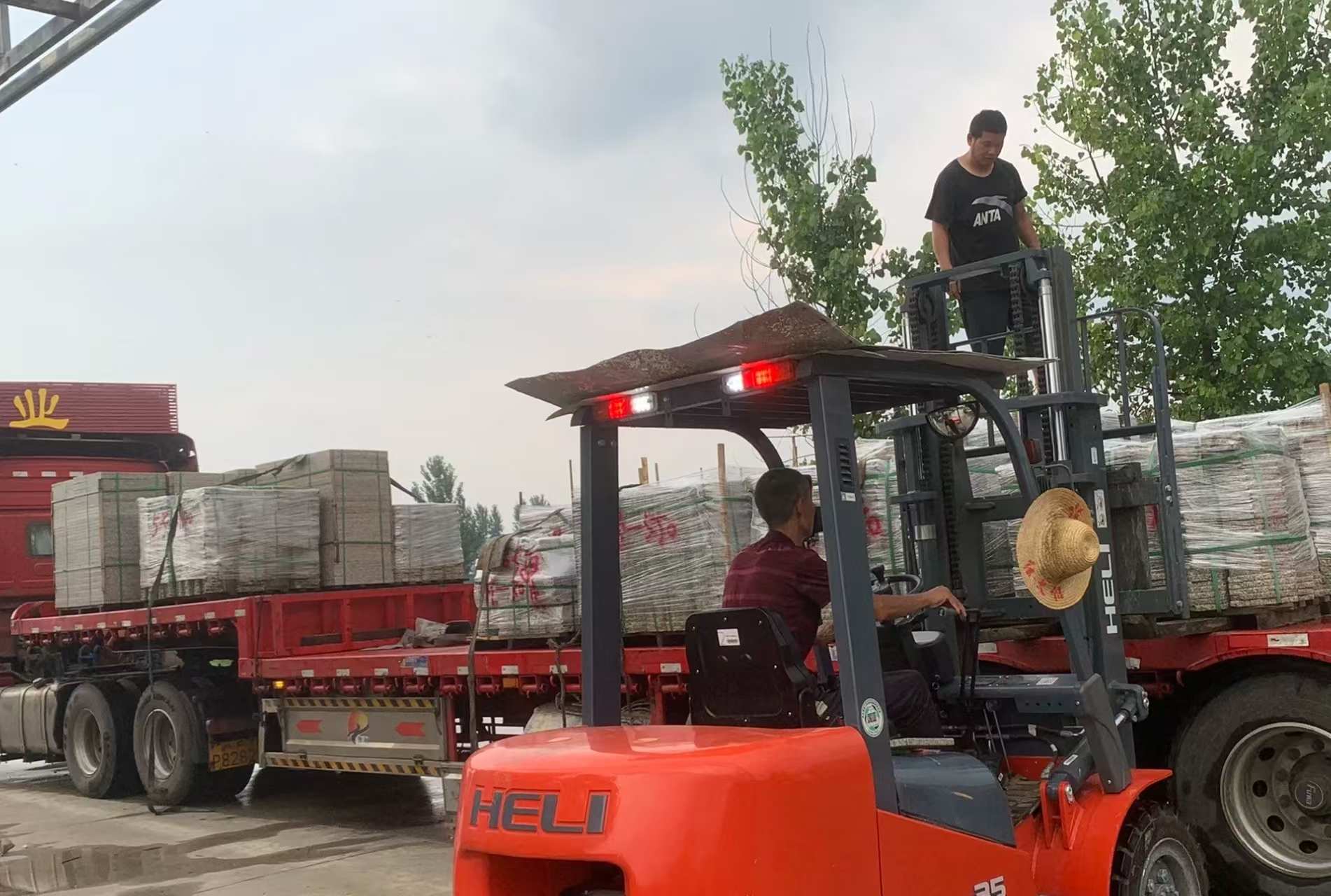 茂名 黄金麻冰裂纹，地铺石装车