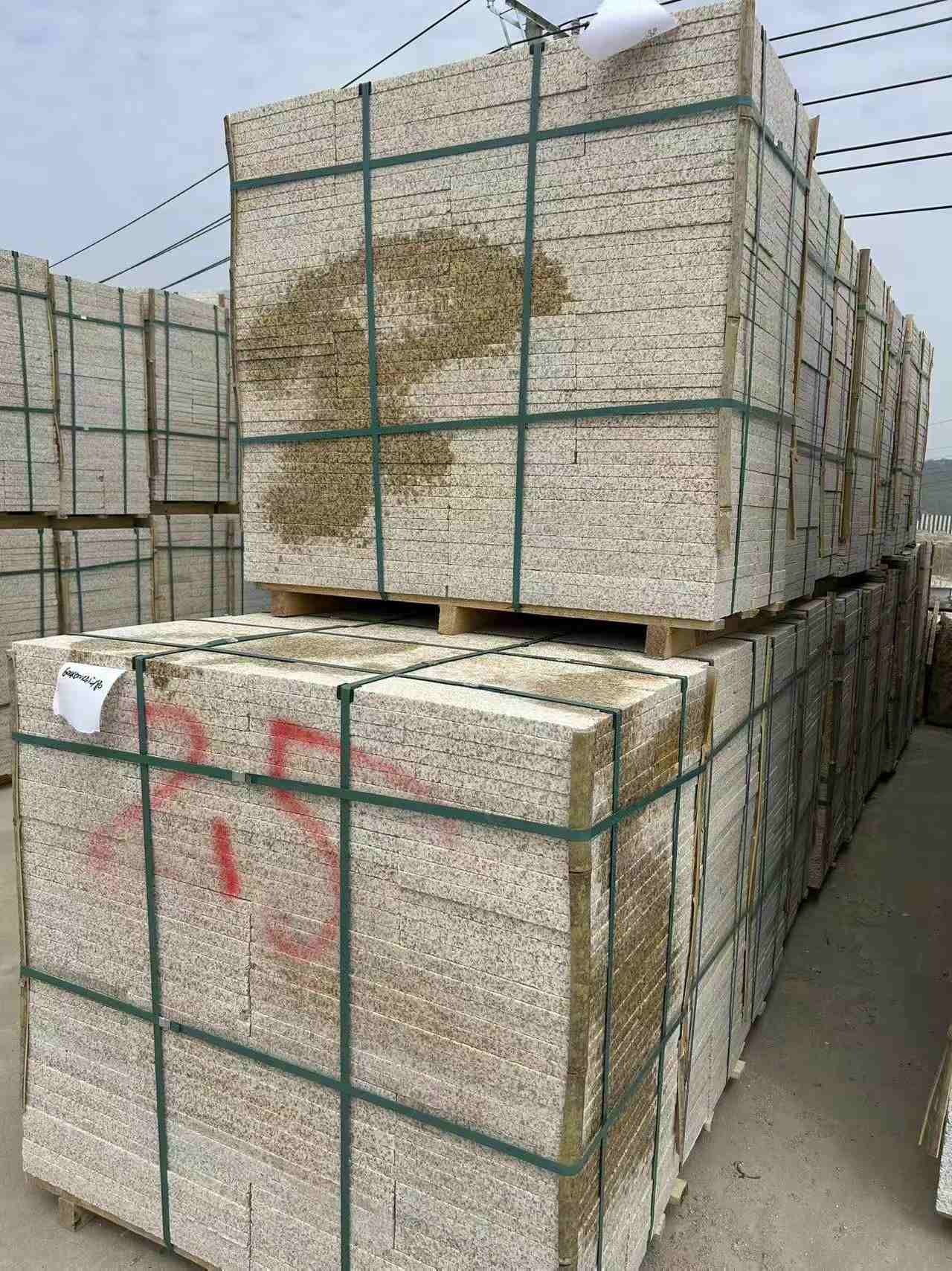 茂名 黄金麻花岗岩石材荔枝面地铺石2.5*300*600