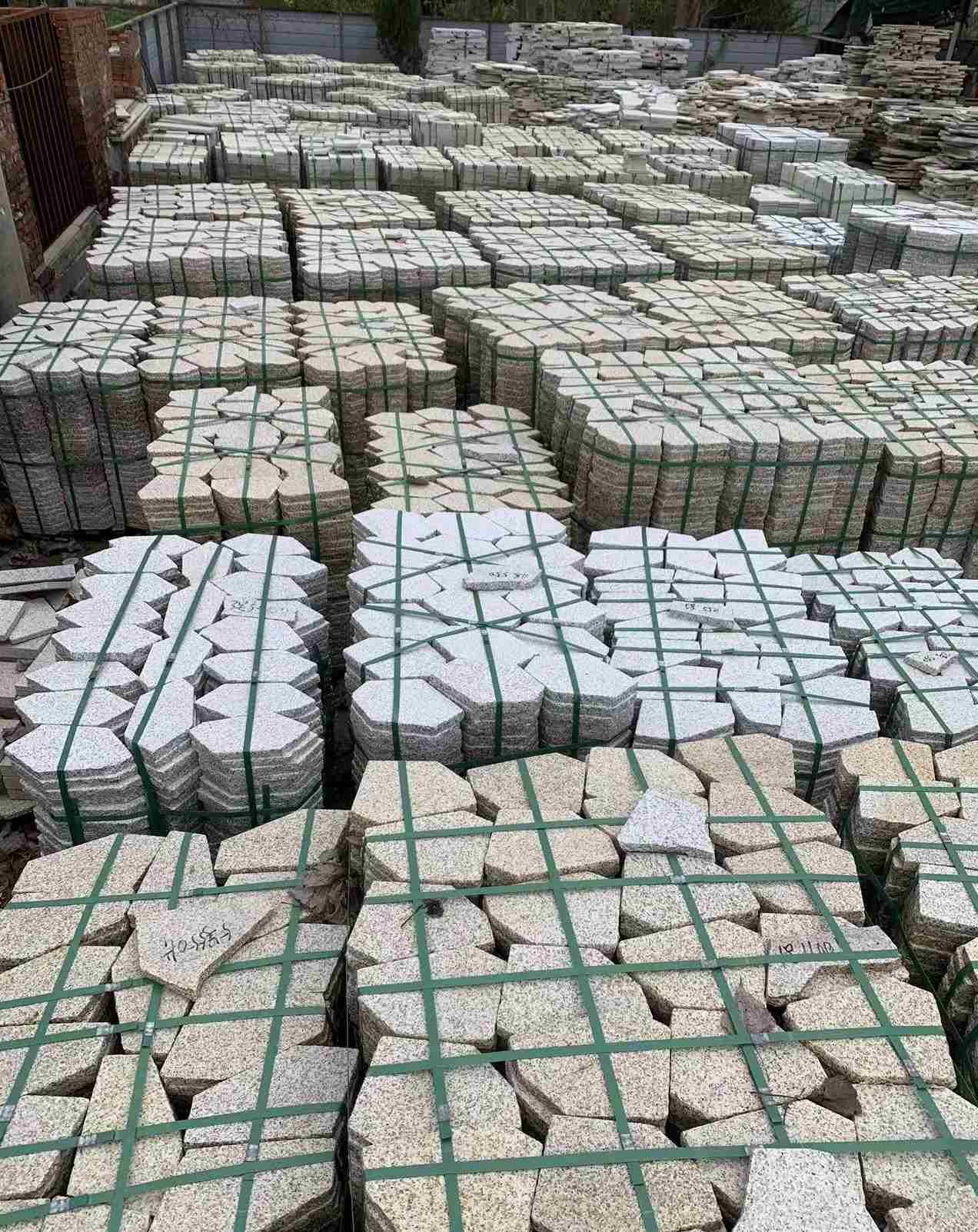 茂名 黄金麻白麻花岗岩荔枝面地铺石(冰裂纹)