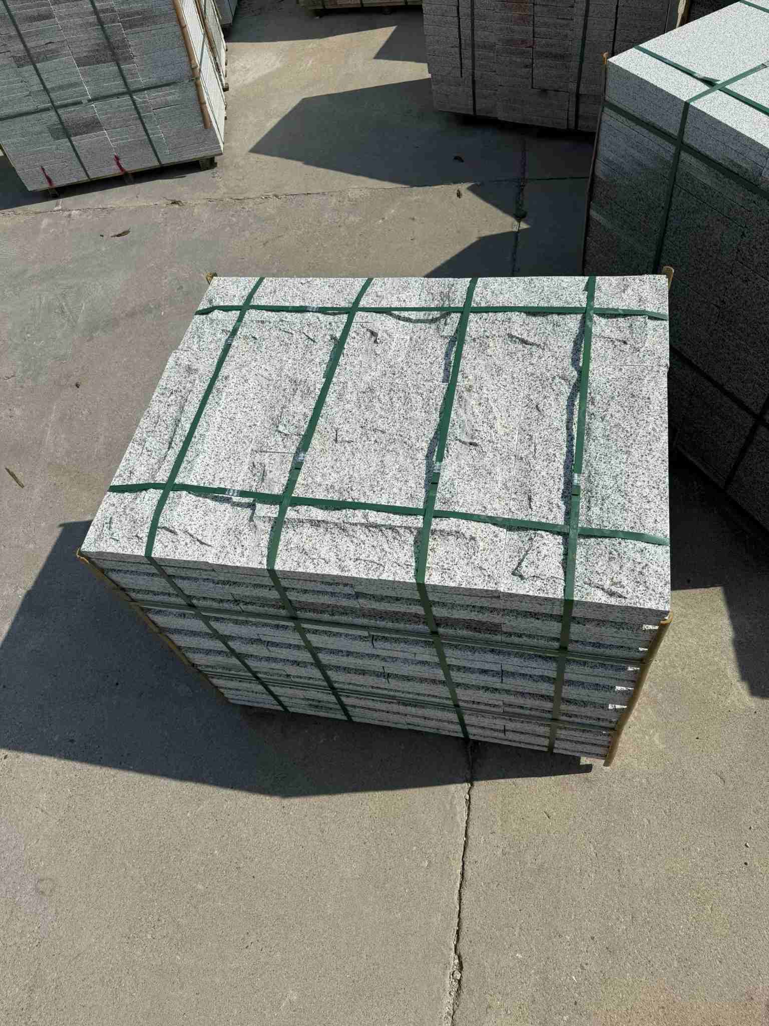 茂名 白麻花岗岩石材自然面蘑菇石成品