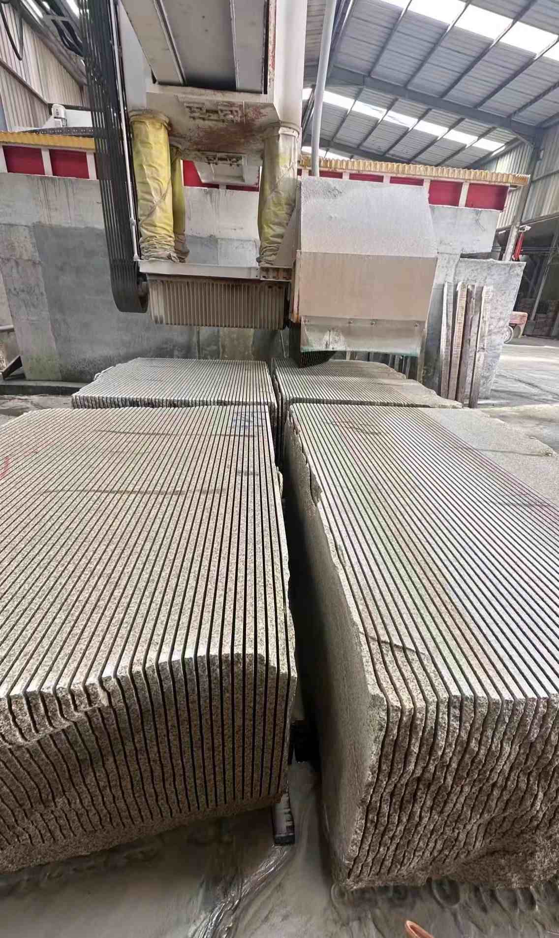 茂名 车间生产日常，黄金麻白麻花岗岩