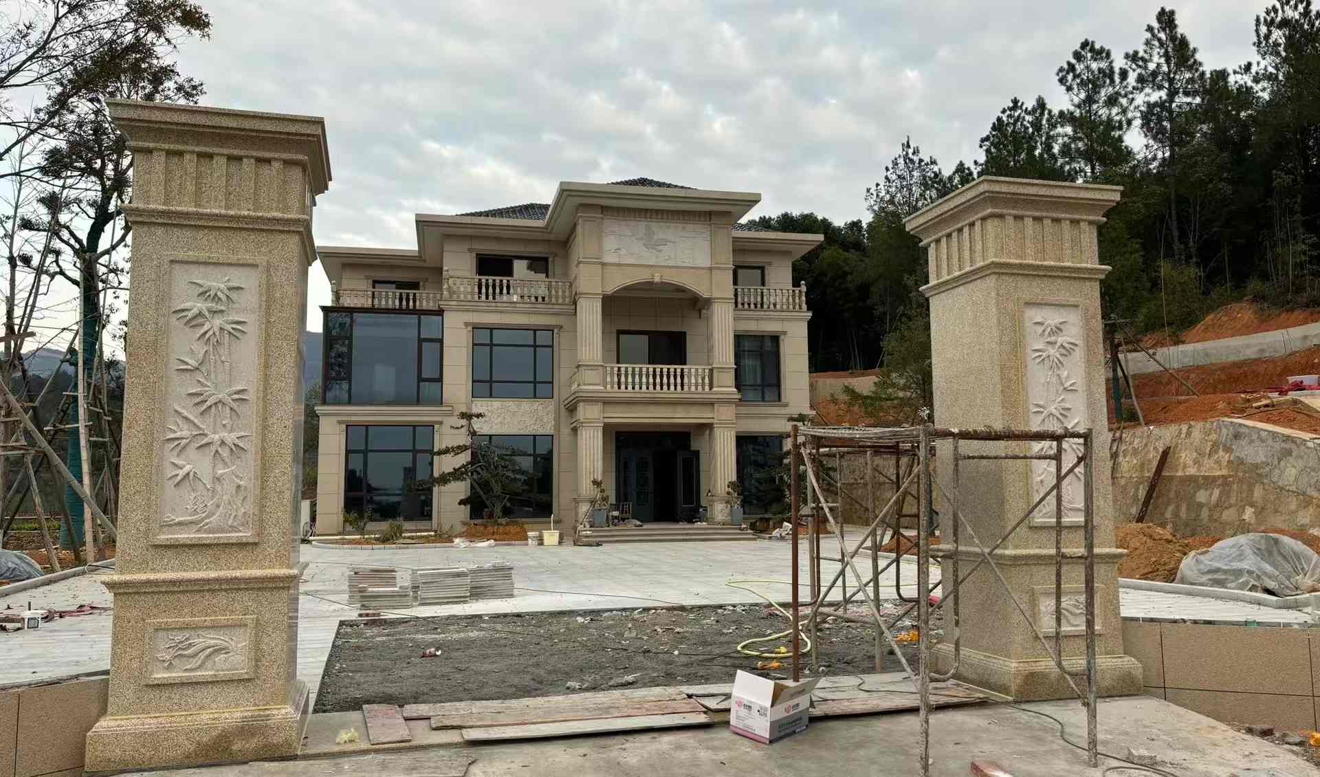 茂名 黄金麻花岗岩别墅雕花外墙干挂配上门口雕花罗马柱