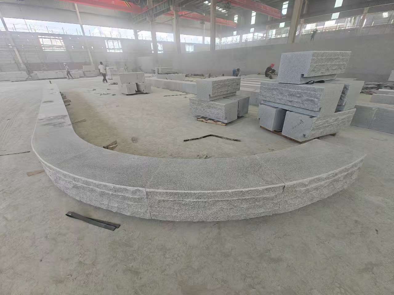 茂名 芝麻白异形坐凳，自然面光面弧形加工