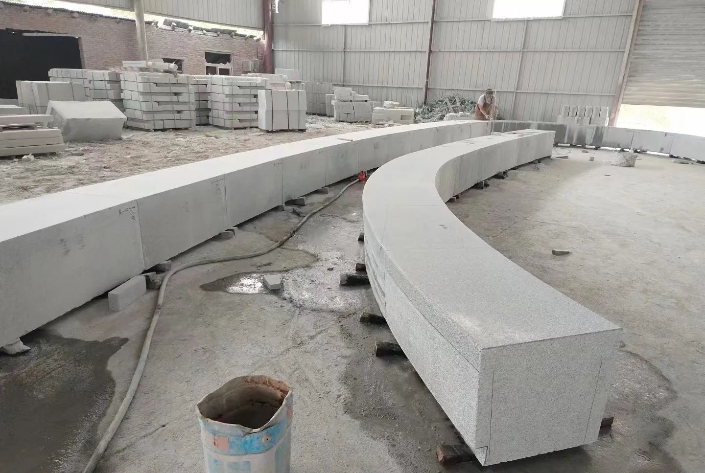 茂名芝麻白花岗岩石板材 园林光面弧形坐凳