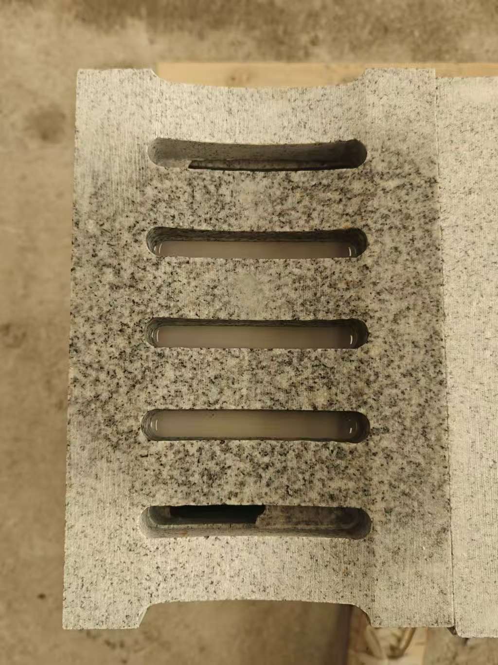 茂名 芝麻白拉丝面花岗岩U型开槽排水槽