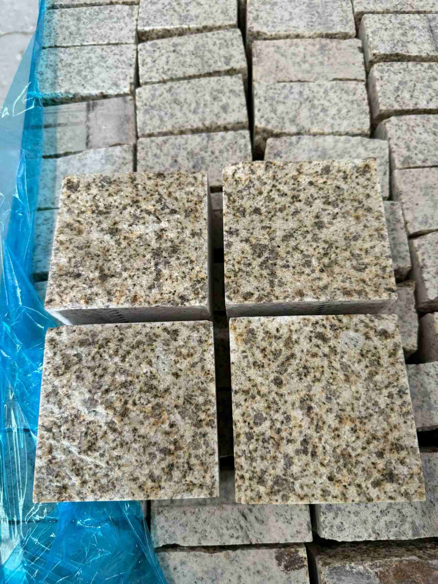 茂名 黄金麻花岗岩自然面小方块，弹石，马蹄石等