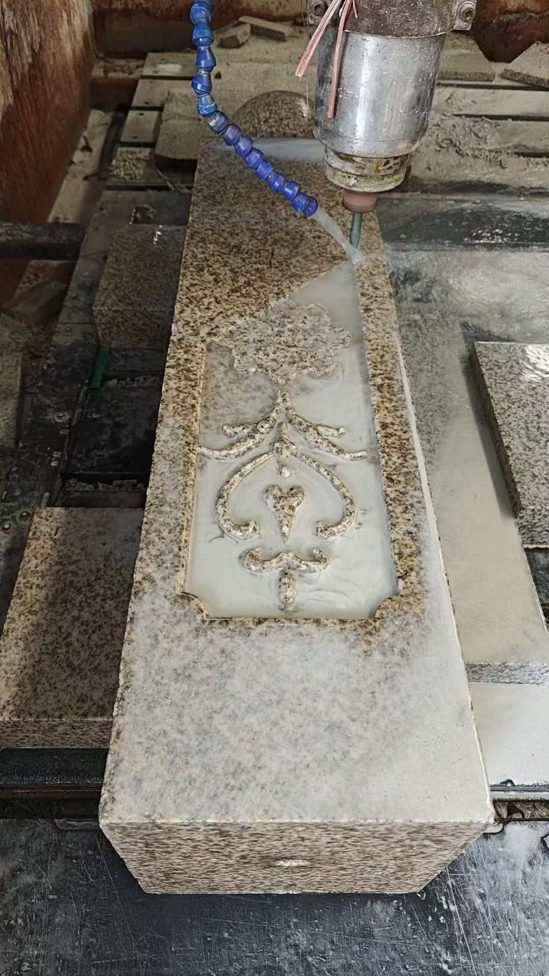 茂名 黄金麻花岗岩异形加工雕刻栏杆大柱