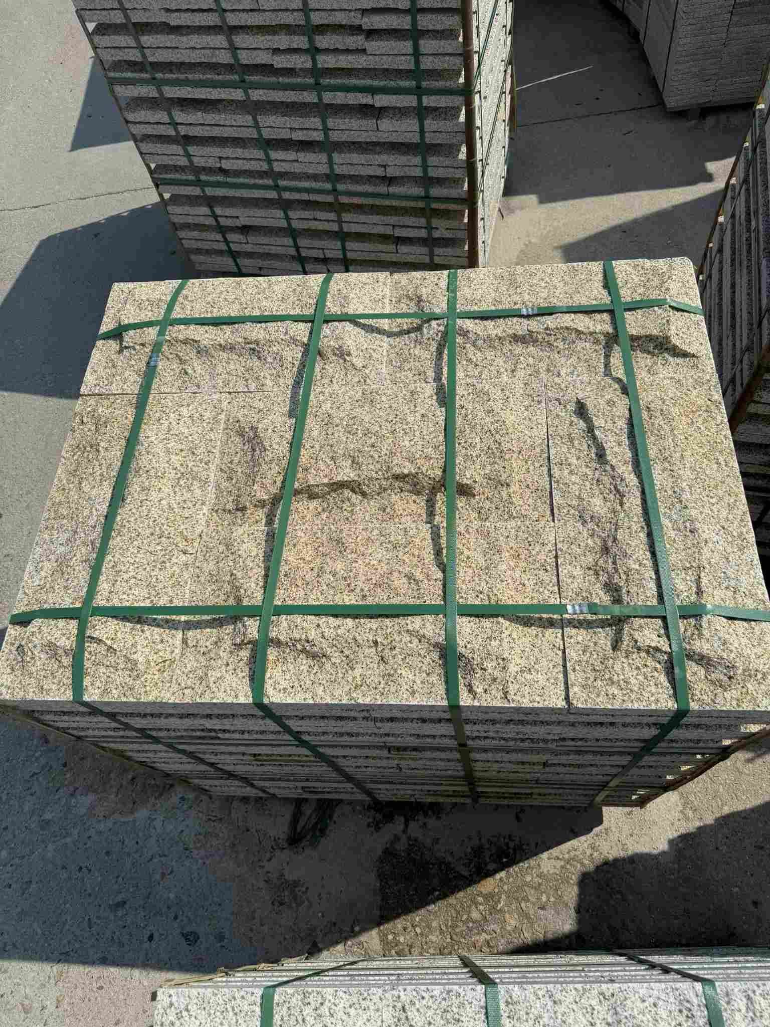 茂名 黄金麻花岗岩石材自然面蘑菇石成品