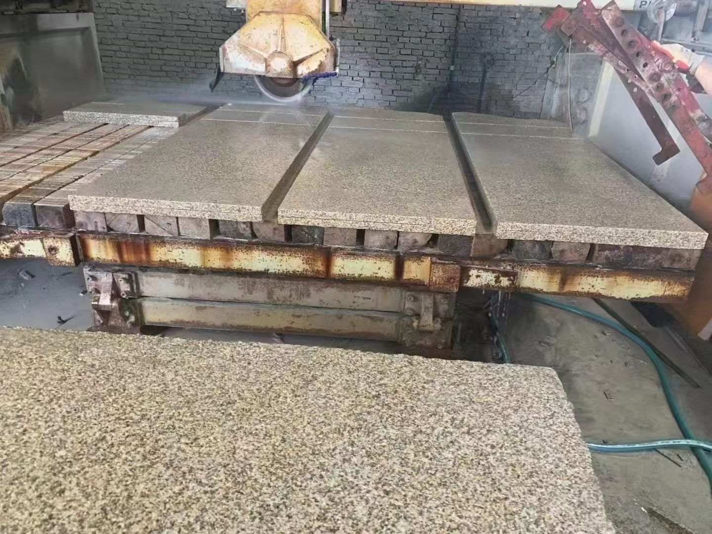 茂名 黄金麻荔枝面成品板加工