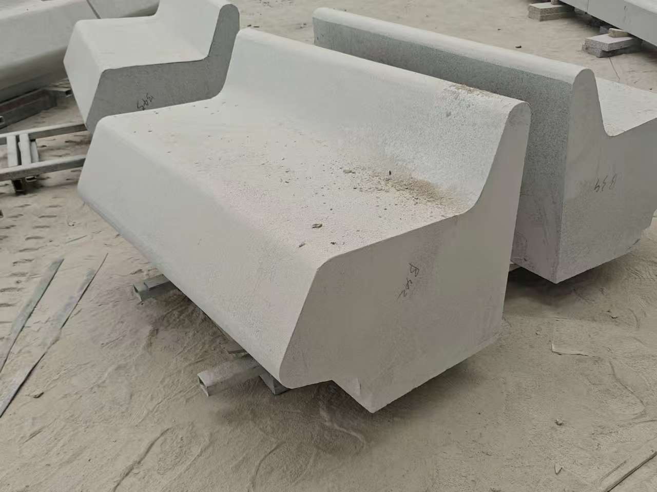 茂名 芝麻白花岗岩异形坐凳，石凳