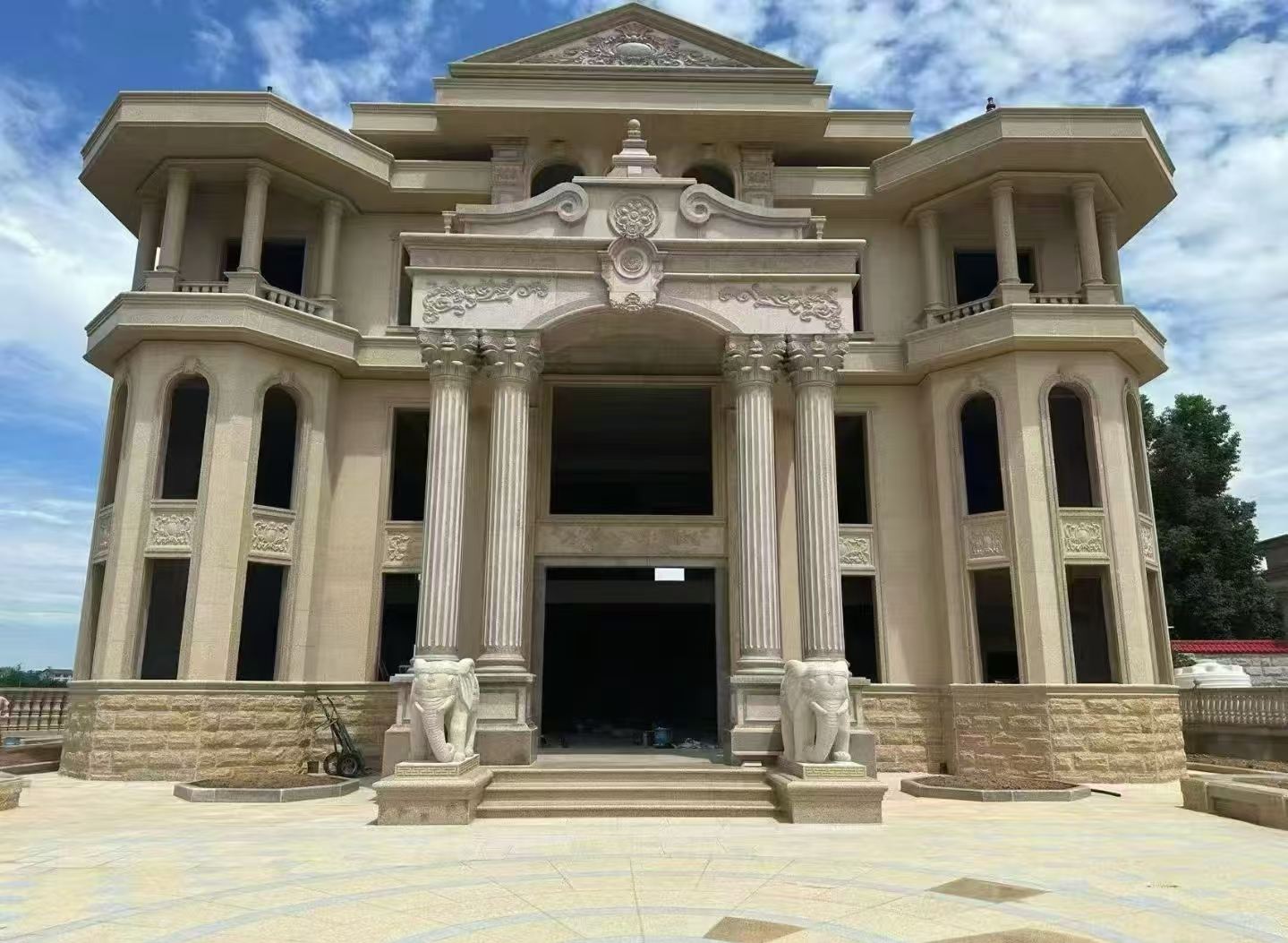 茂名 黄金麻别墅外墙干挂，大柱，大象，蘑菇石，雕花板