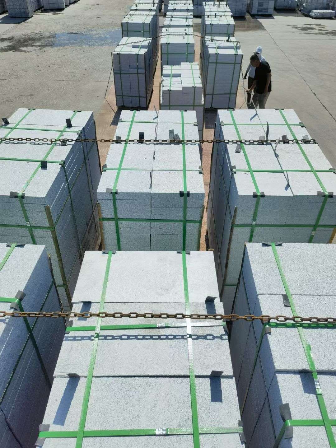 茂名 芝麻白花岗岩5公分地铺石 花岗岩厂家工厂装车日常